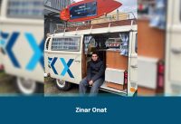 Schülerpraktikant Zinar sitzt im impacx Bulli