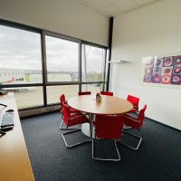 Büroraum mit Meetingtisch